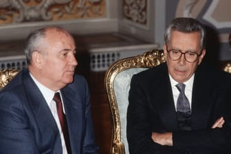 Arnoldo Forlani (r.) und der damalige Führer der sowjetischen KPdSU, Michail Gorbatschow im November 1989 im Vatikan.