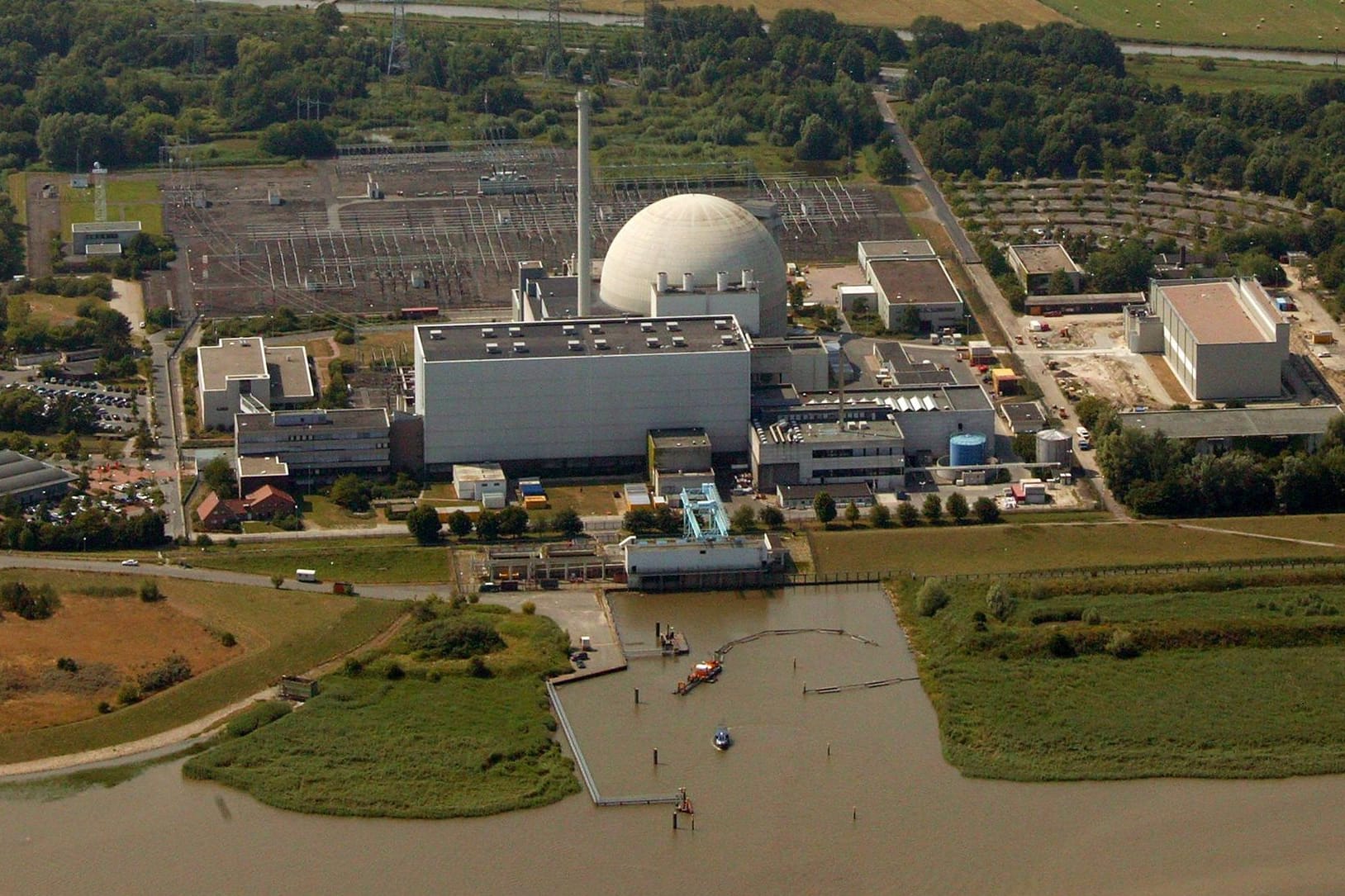 Das ehemalige Kernkraftwerk Unterweser liegt direkt am Fluss (Archivbild): Dort lagern radioaktive Abfälle.