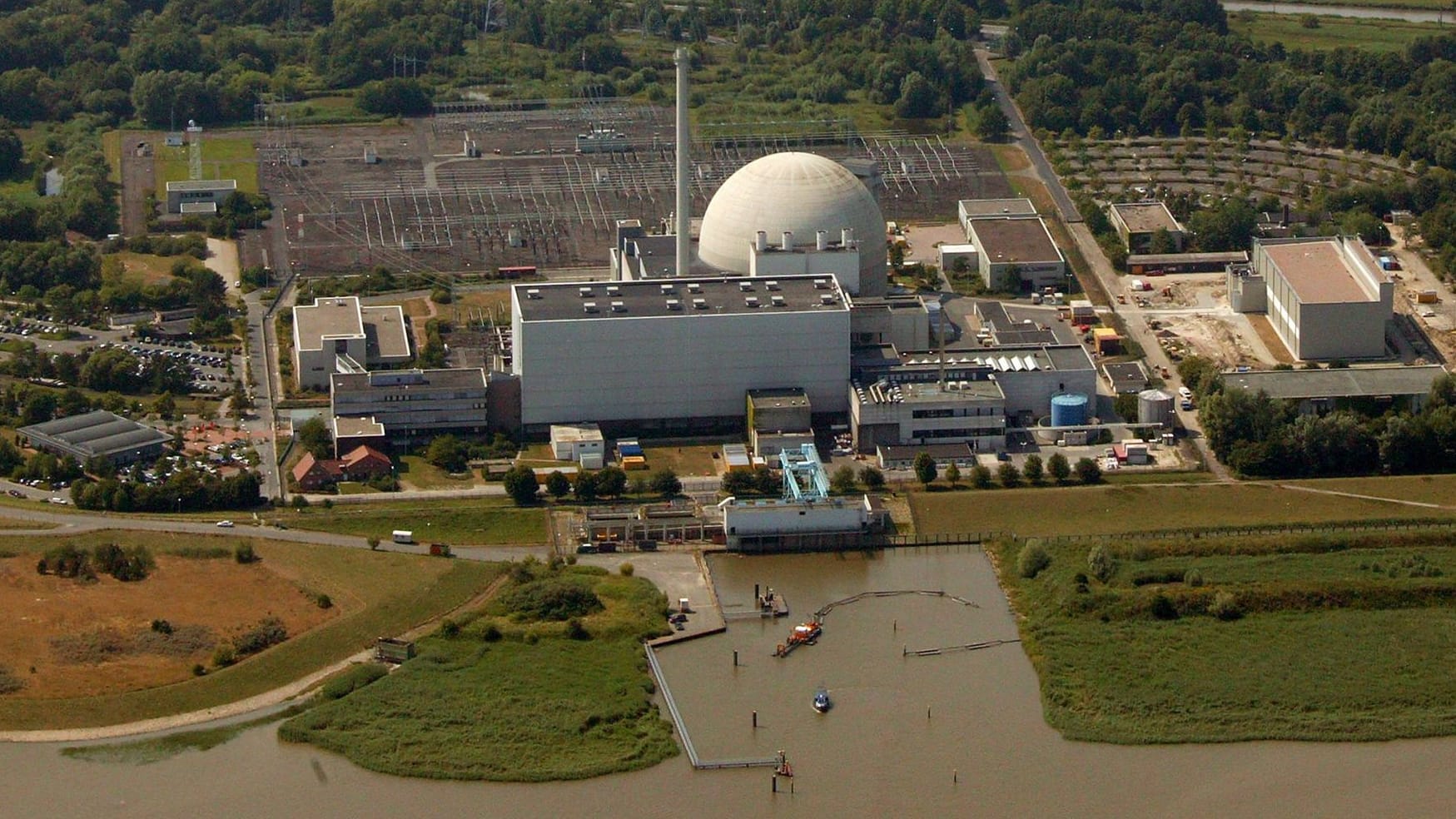 Das ehemalige Kernkraftwerk Unterweser liegt direkt am Fluss (Archivbild): Dort lagern radioaktive Abfälle.