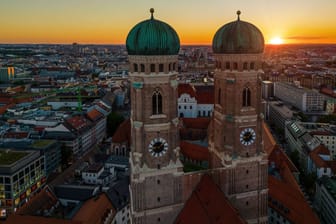 Sonnenuntergang über München (Symbolbild): Am Montagabend bekamen die Menschen in der bayerischen Landeshauptstadt einen ganz besonderen Anblick geboten.