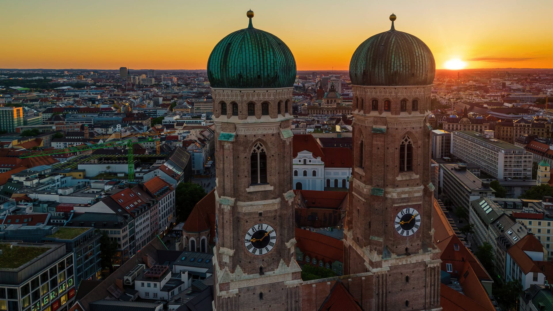 Sonnenuntergang über München (Symbolbild): Am Montagabend bekamen die Menschen in der bayerischen Landeshauptstadt einen ganz besonderen Anblick geboten. Sonnenuntergang über München (Symbolbild): Am Montagabend bekamen die Menschen in der bayerischen Landeshauptstadt einen ganz besonderen Anblick geboten.
