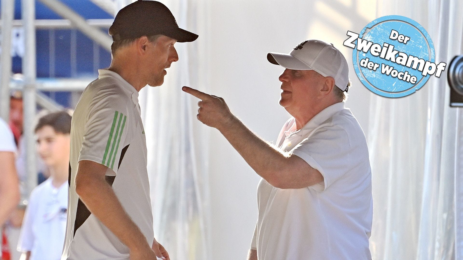 Trainer Thomas Tuchel (l.) und Ehrenpräsident Uli Hoeneß diskutieren am Rande des Bayern-Testspiels beim FC Rottach-Egern.