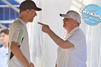 Trainer Thomas Tuchel (l.) und Ehrenpräsident Uli Hoeneß diskutieren am Rande des Bayern-Testspiels beim FC Rottach-Egern.