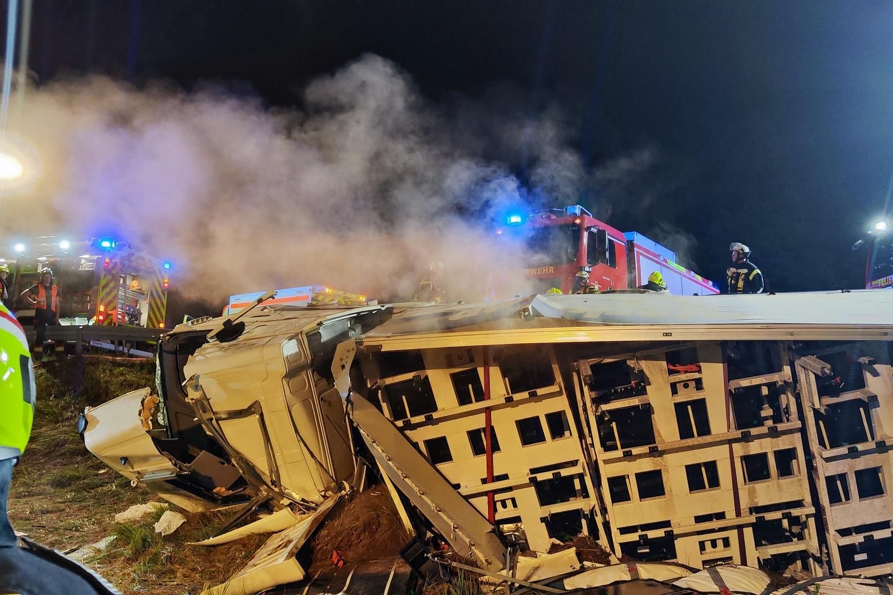 Unfallstelle in Brandenburg: Der Fahrer des Wagens musste befreit werden.