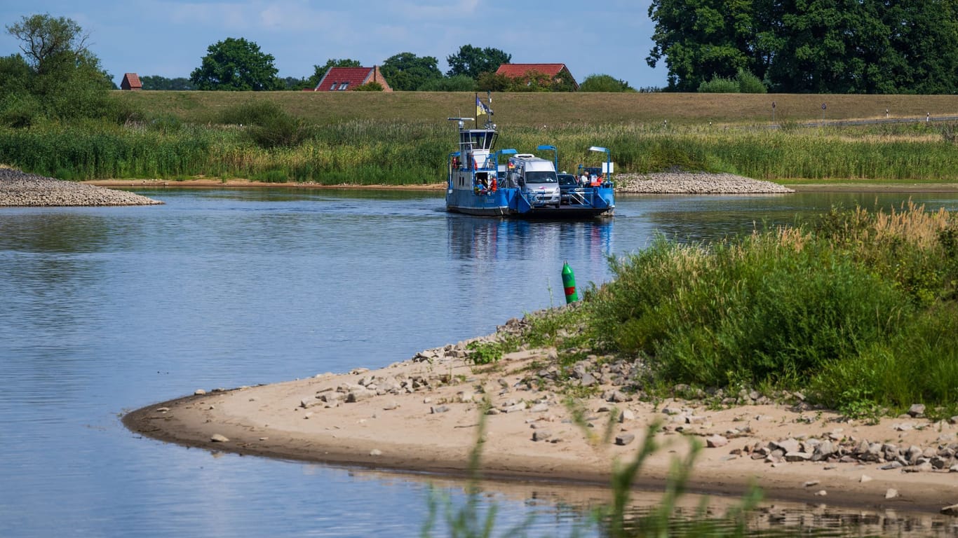 Niedrigwasser an der Elbe - Niedersachsen