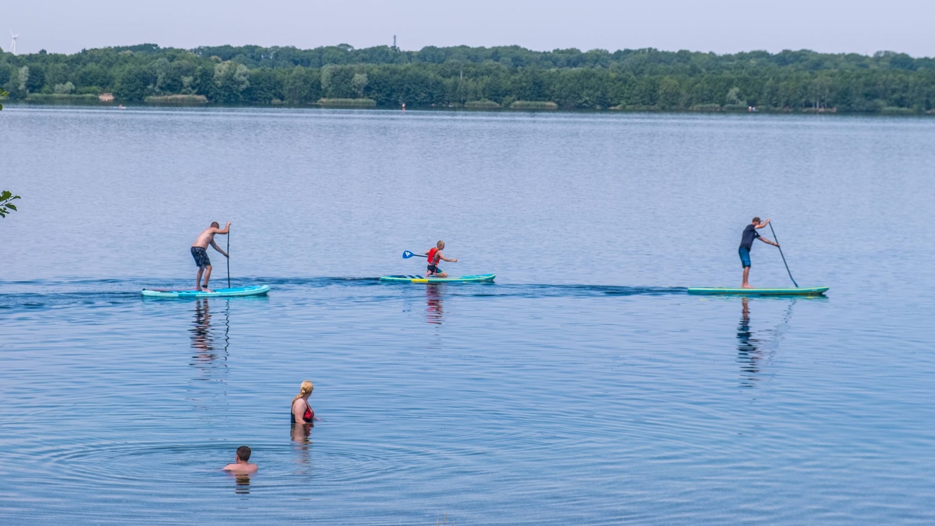 Wassersport am Cospudener See in Leipzig (Symbolbild): In Sachsen werden neue Temperaturrekorde vermeldet.