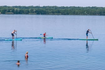 Wassersport am Cospudener See in Leipzig (Symbolbild): In Sachsen werden neue Temperaturrekorde vermeldet.