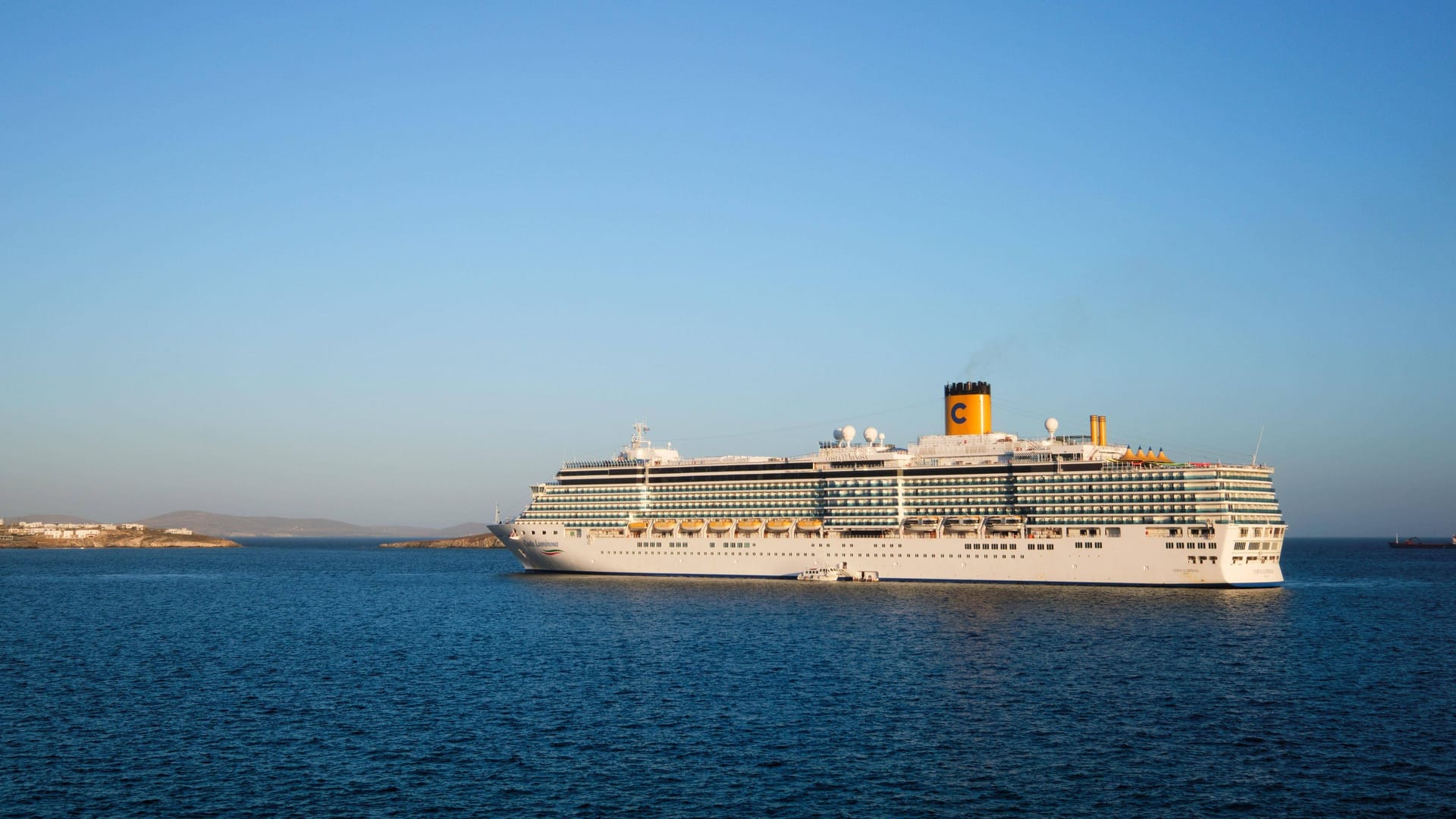 Kreuzfahrtschiff auf dem Mittelmeer (Symbolbild): Die Kreuzfahrt-Industrie stößt große Mengen Treibhausgase aus – und treibt so die Erderhitzung mit an.