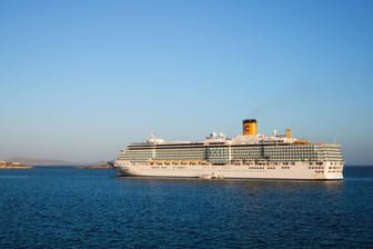 Kreuzfahrtschiff auf dem Mittelmeer (Symbolbild): Die Kreuzfahrt-Industrie stößt große Mengen Treibhausgase aus – und treibt so die Erderhitzung mit an.