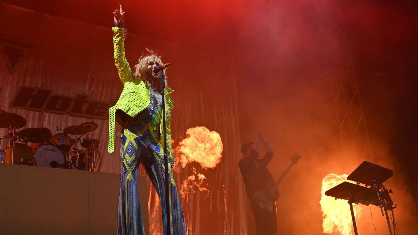 Der Sänger Bill Kaulitz verkündet den Abbruch des Auftritt seiner Band «Tokio Hotel» beim Deichbrand-Festival.