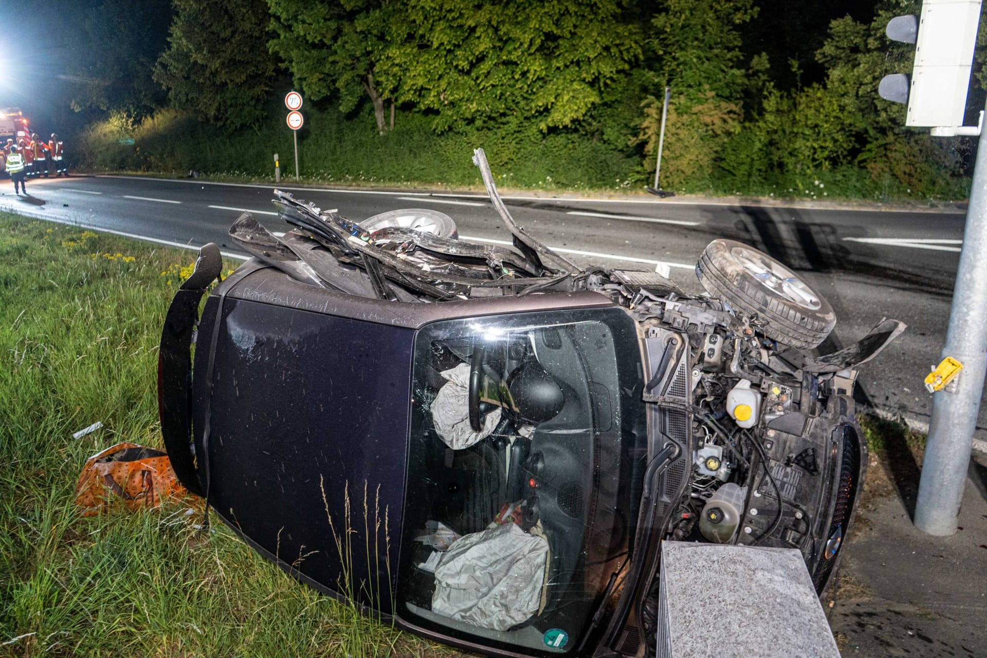 Unfall auf der Bundesstraße 328: Der Smart der 22-Jährigen überschlug sich. Dabei wurde sie aus dem Fahrzeug geschleudert.