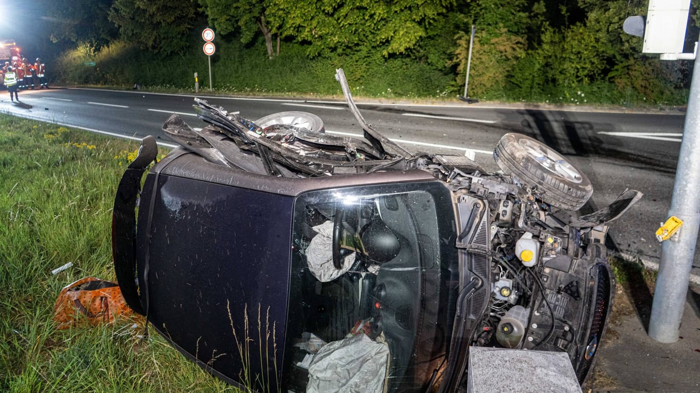 Unfall auf der Bundesstraße 328: Der Smart der 22-Jährigen überschlug sich. Dabei wurde sie aus dem Fahrzeug geschleudert.