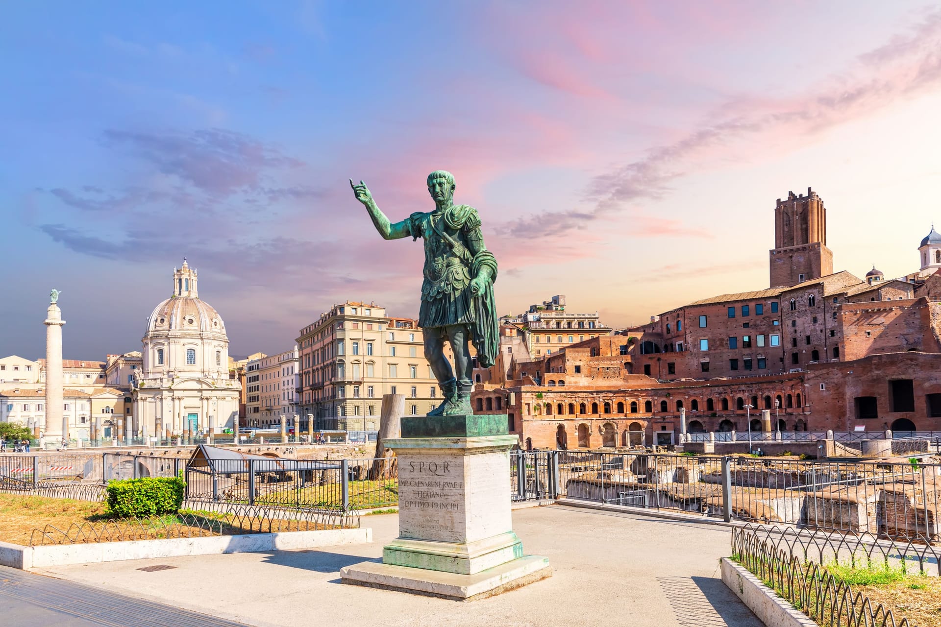 Eine Statue von Julius Caesar vor den römischen Trajansmärkten: Die Sprache des alten Roms lernen bis heute noch viele Schüler.