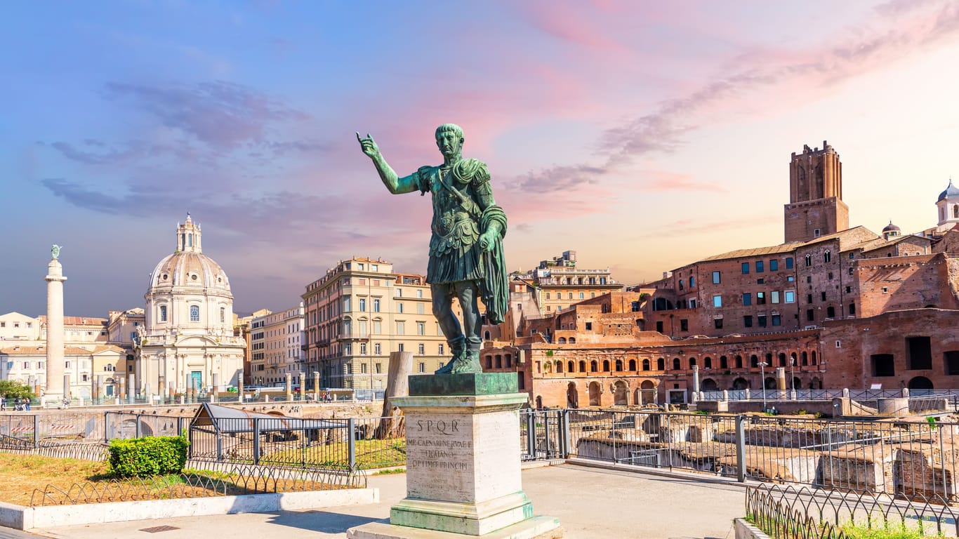 Eine Statue von Julius Caesar vor den römischen Trajansmärkten: Die Sprache des alten Roms lernen bis heute noch viele Schüler.
