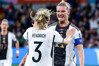 Alexandra Popp (r.) feiert mit Kathrin Hendrich: Die Kapitänin stach beim Länderspiel heraus.