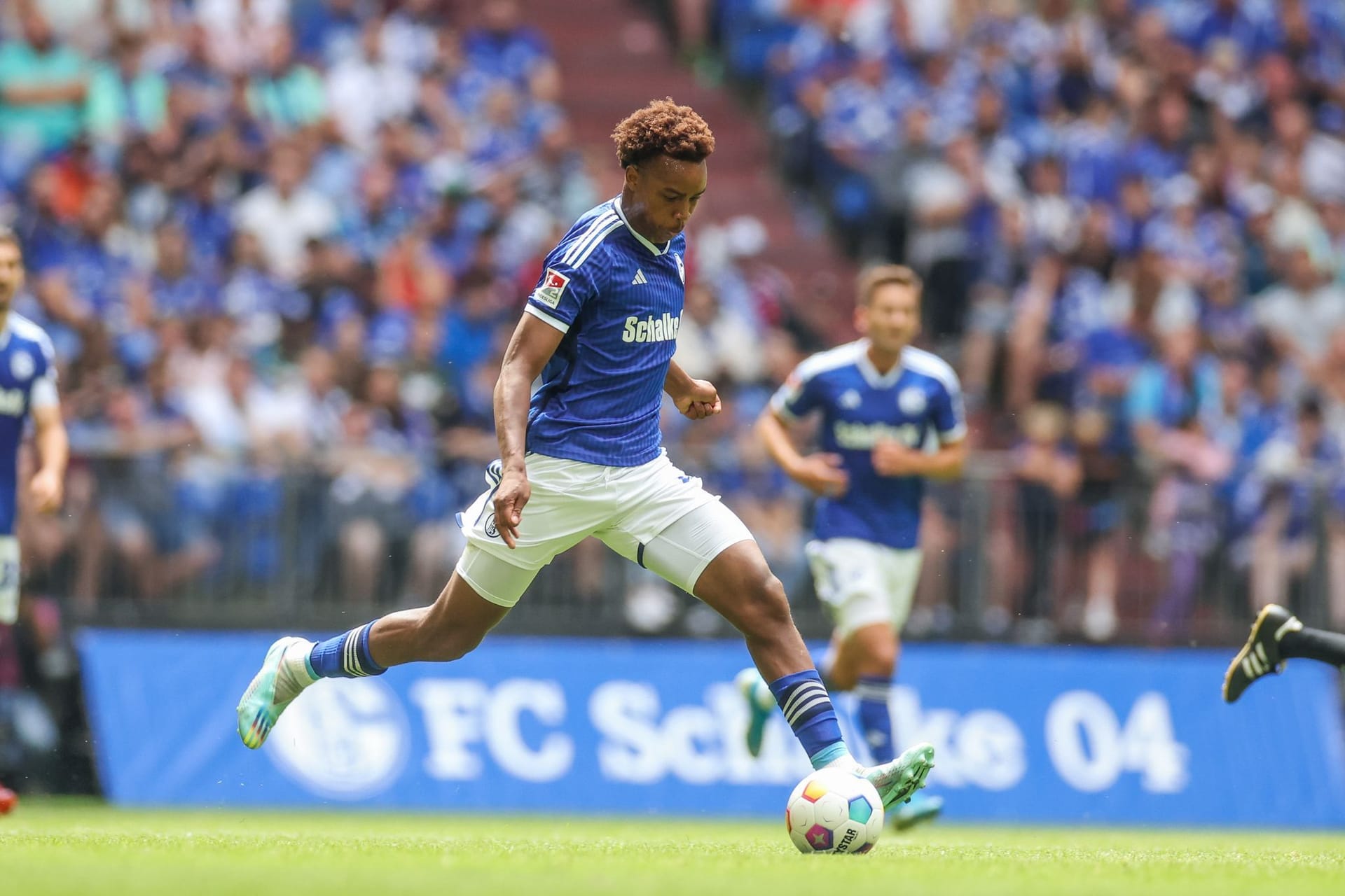 Testspiel zwischen FC Schalke 04 und Twente Enschede (Archiv): Schalkes Assan Ouedraogo spielt den Ball mit dem Fuß.