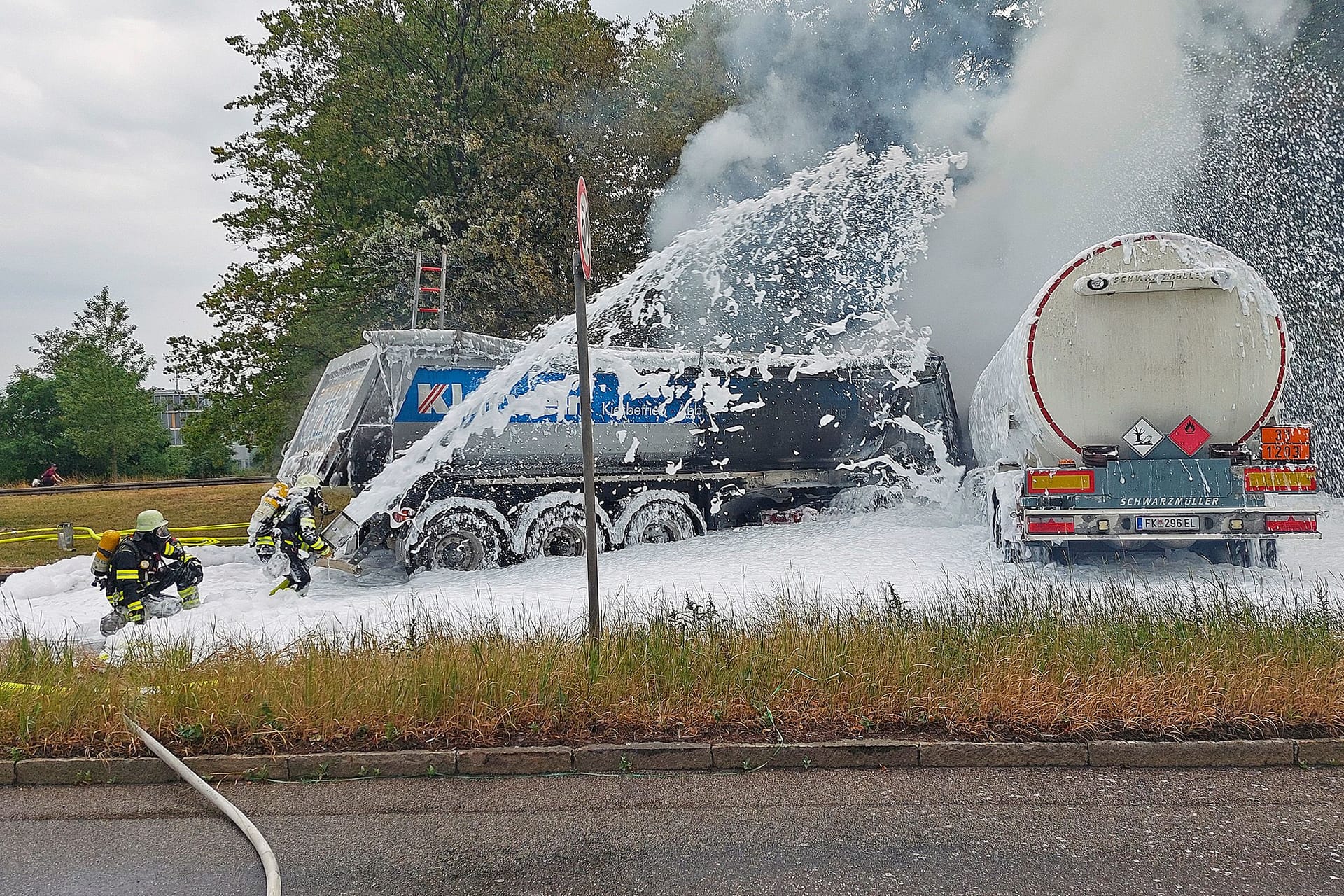 Ein riesiger Schaumteppich der Feuerwehr wird um die Laster ausgebreitet, die zuvor zusammengestoßen waren. Ein Mann kam dabei ums Leben.