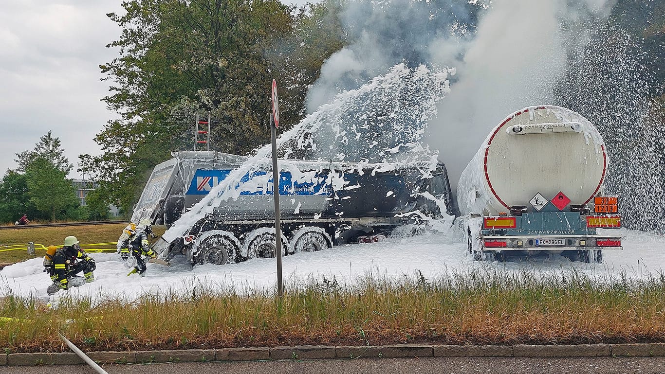 Ein riesiger Schaumteppich der Feuerwehr wird um die Laster ausgebreitet, die zuvor zusammengestoßen waren. Ein Mann kam dabei ums Leben.