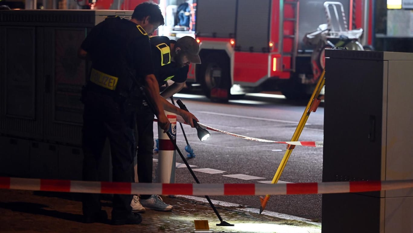 Beamte am Tatort: Bis in die Morgenstunden sicherte die Polizei Spuren.
