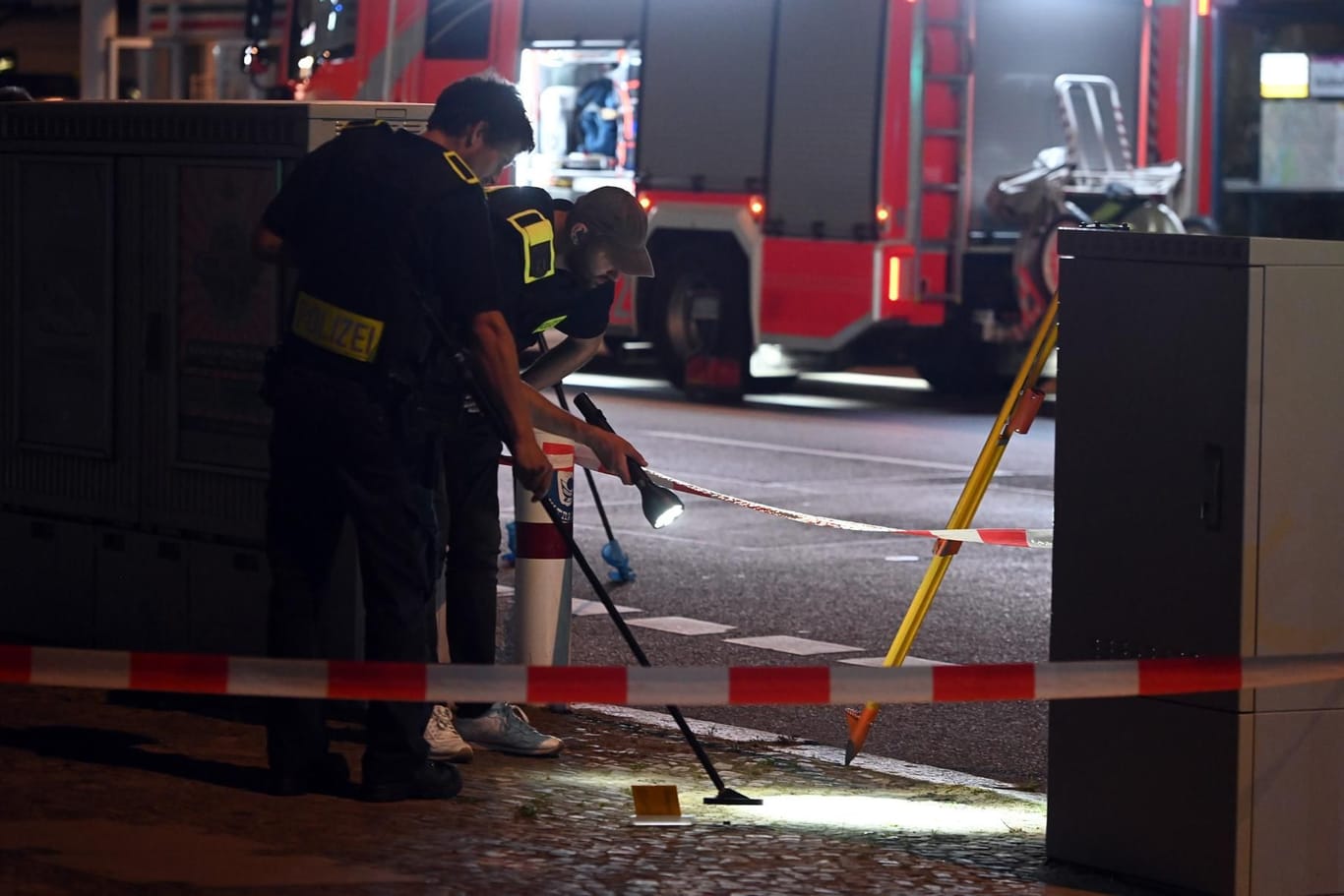 Beamte am Tatort: Bis in die Morgenstunden sicherte die Polizei Spuren.
