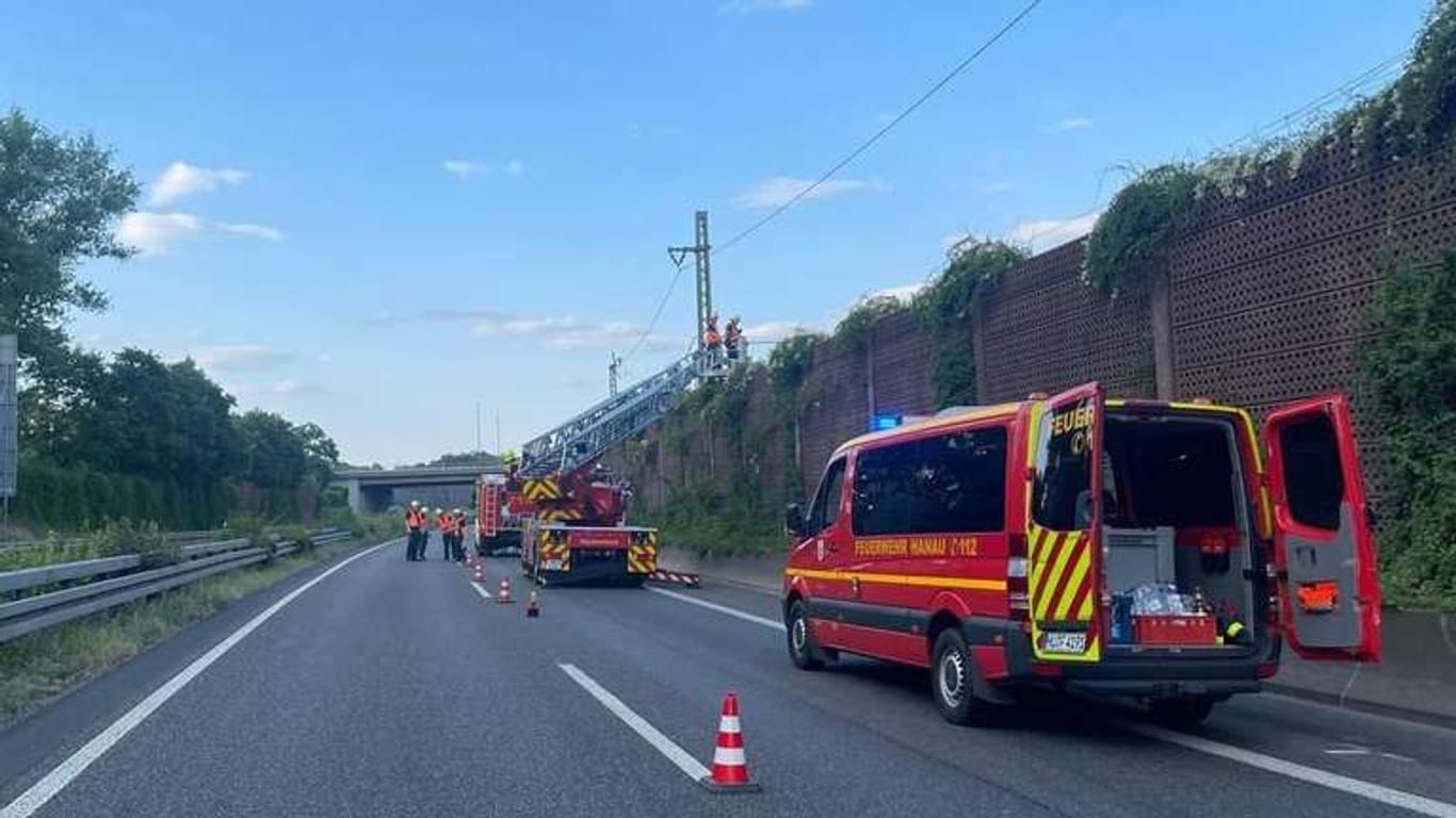 Böschungsbrand bei Fulda: Eine Taube war dort im Juni brennend von der Oberleitung an Gleisen gestürzt.