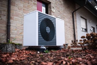 Angreifbar: Gerade Luft-Wärme-Pumpen sind durch ihre Installation vor einem Gebäude Wind und Wetter ausgesetzt.