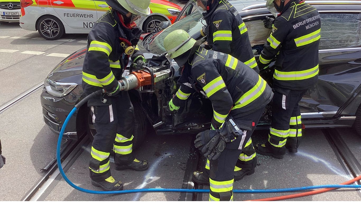 Mit einem hydraulischen Werkzeug musste die Feuerwehr die Autotür abschneiden, um die Fahrerin zu befreien.
