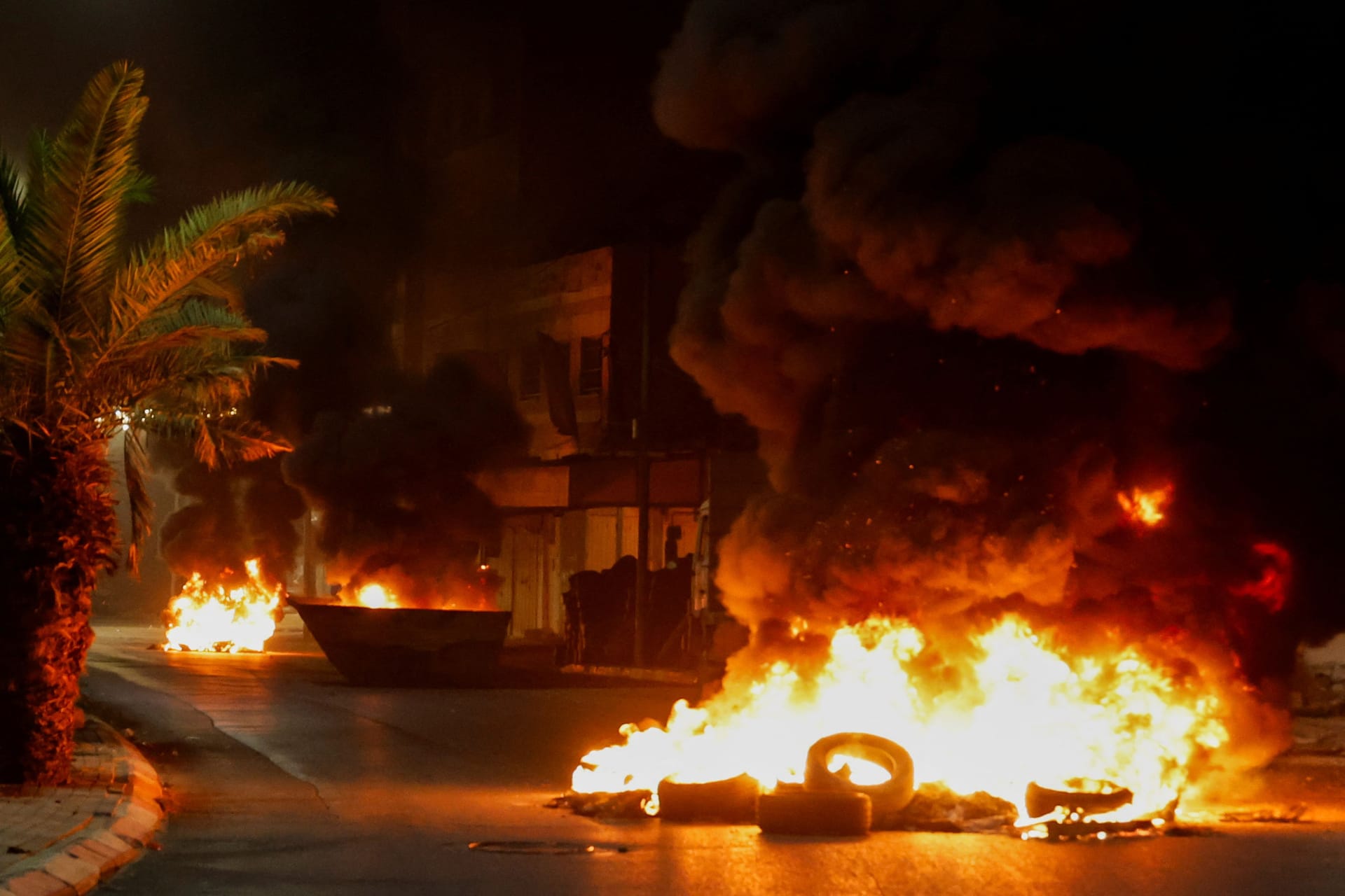 Ein Stapel Autoreifen wurde angezündet, nachdem offenbar mehrere Palästinenser bei israelischen Angriffen auf Dschenin getötet und verletzt wurden.