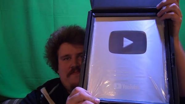 Trophäe: Für 100.000 Abonnenten erhielt "Drachenlord" Rainer Winkler den "Play Button" in Silber von Youtube. Er wurde auch gestohlen, sagt Winkler.