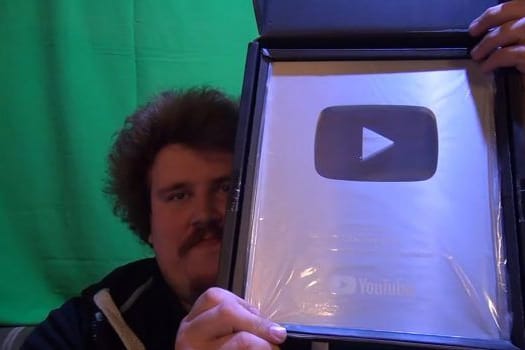 Trophäe: Für 100.000 Abonnenten erhielt "Drachenlord" Rainer Winkler den "Play Button" in Silber von Youtube. Er wurde auch gestohlen, sagt Winkler.