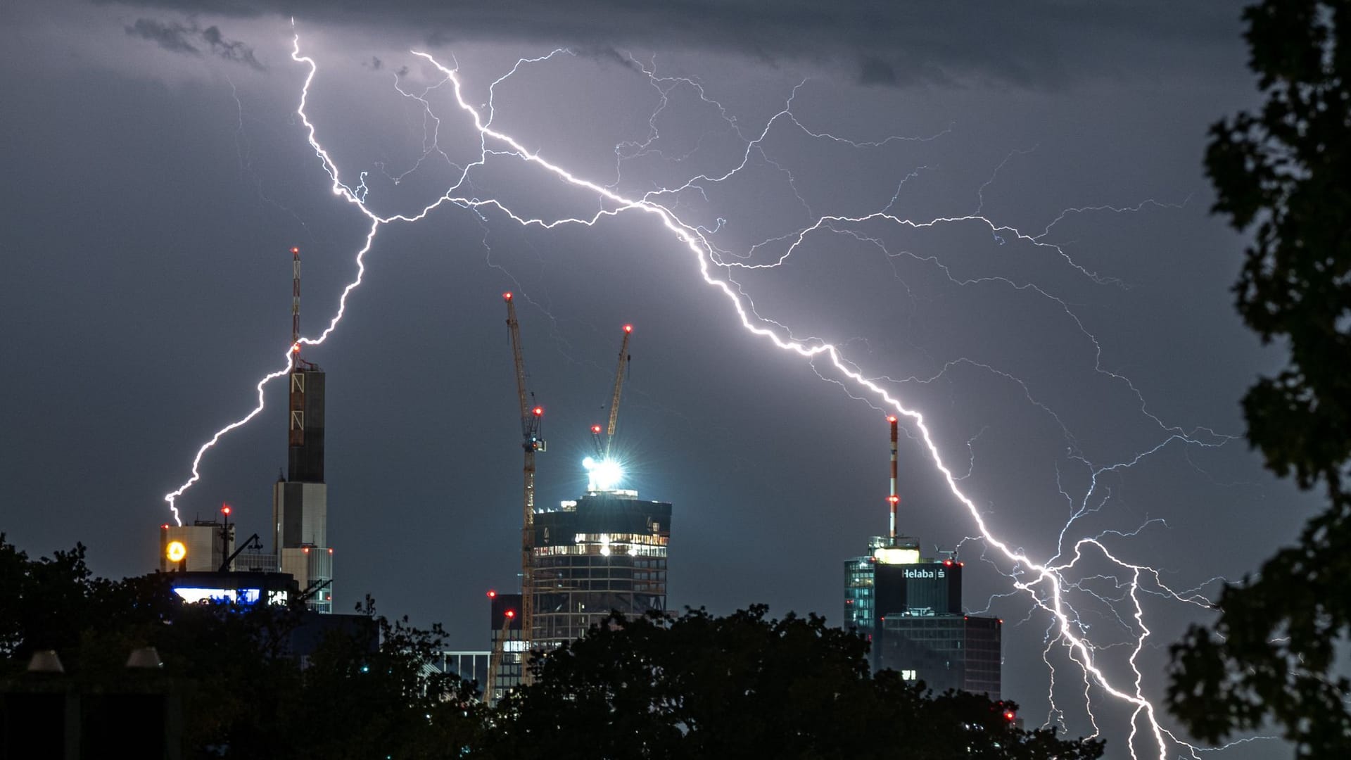 Blitze durchzucken den Nachthimmel (Symbolfoto): Die nächsten Tage werden laut DWD durchwachsen, am Wochenende steige das Risiko für Unwetter wieder.