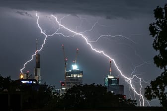 Blitze durchzucken den Nachthimmel (Symbolfoto): Die nächsten Tage werden laut DWD durchwachsen, am Wochenende steige das Risiko für Unwetter wieder.
