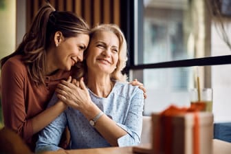 Mutter mit erwachsener Tochter: Kindererziehung kann sich positiv auf Ihr Rentenkonto auswirken.