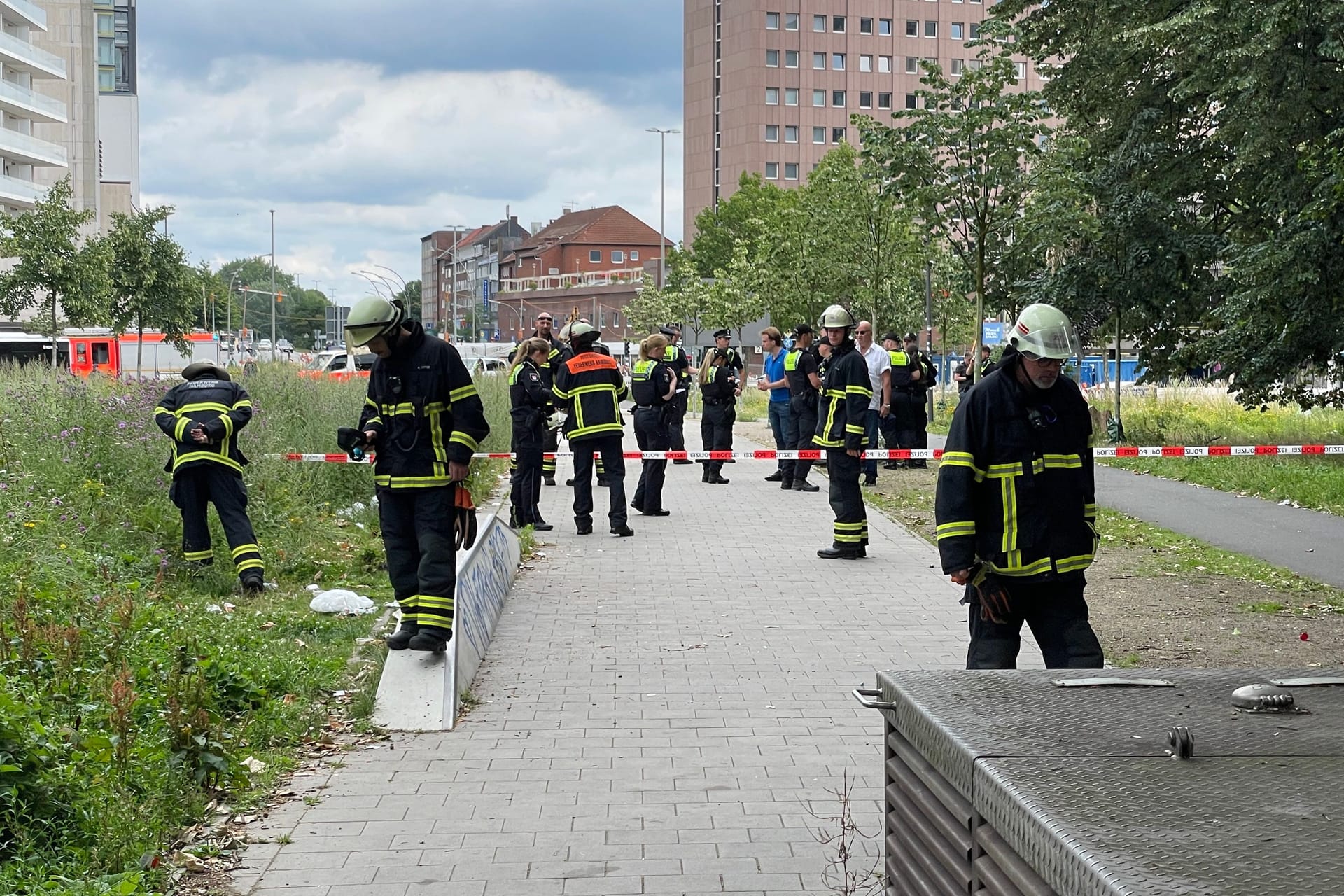 Einsatzkräfte vor Ort: Der Bereich wurde abgesperrt.