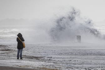 Eine Frau steht bei einer Sturmflut am Weststrand von Norderney (Symbolbild): Am Mittwoch wird es extrem windig.