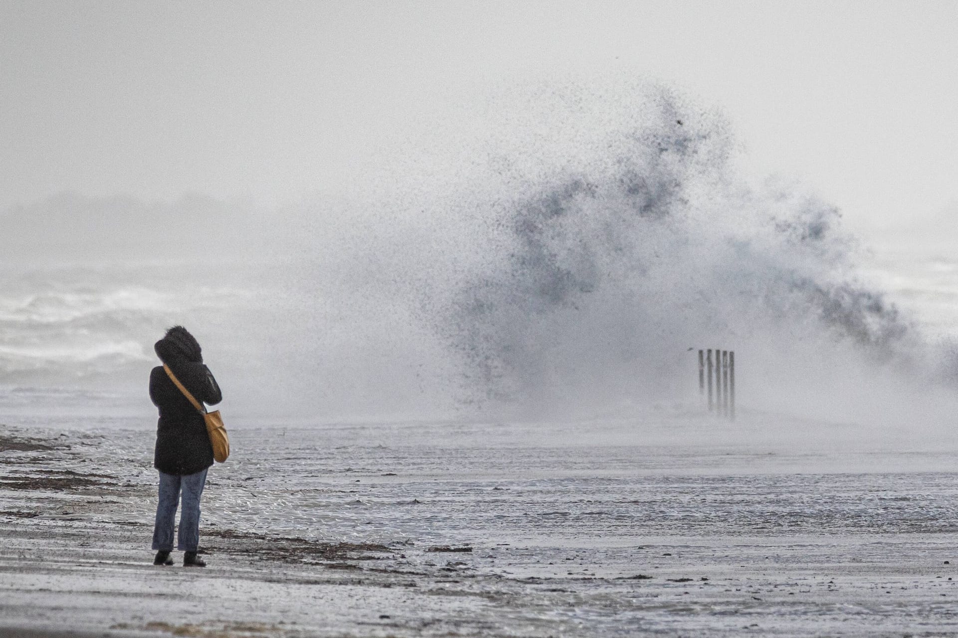 Eine Frau steht bei einer Sturmflut am Weststrand von Norderney (Symbolbild): Am Mittwoch wird es extrem windig.