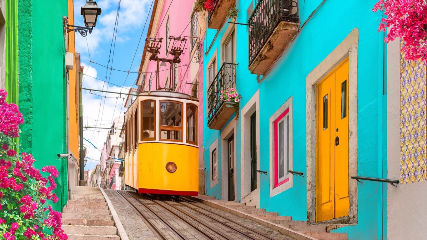 Die bekannte gelbe Straßenbahn Lissabons: Zugezogene ausländische Fachkräfte treiben die Mietpreise in der Hauptstadt Portugals in die Höhe.