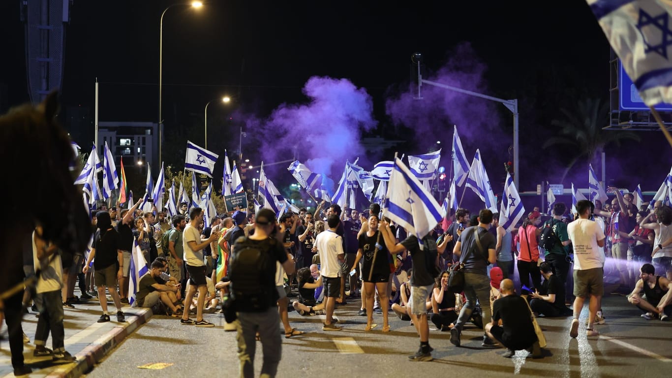 Israelische Demonstranten nehmen an einer Demonstration gegen die Pläne der Regierung des israelischen Premierministers Netanjahu zur Umgestaltung des Justizsystems teil.