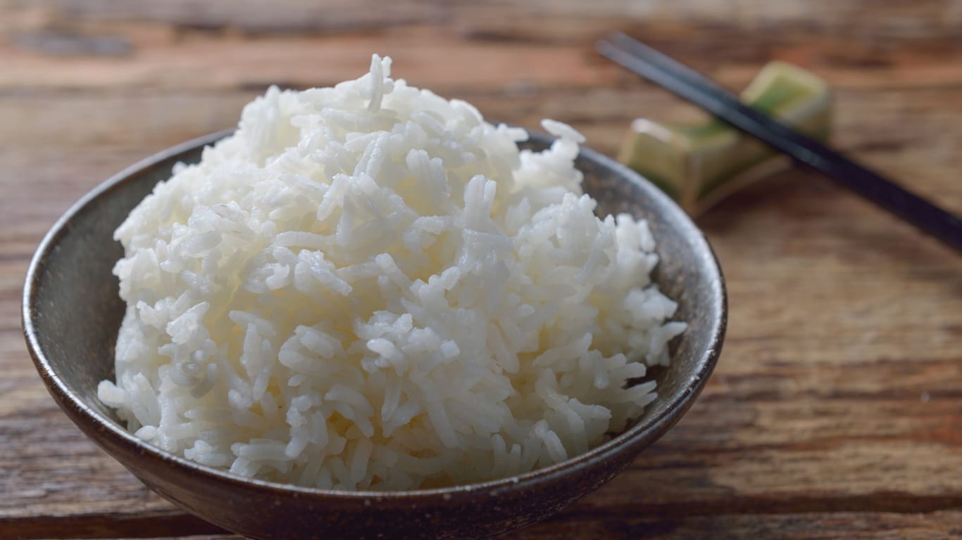 Gekochter Reis: Bestimmte Speisen sind anfällig für einen fiesen Krankheitserreger.