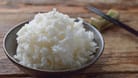 Gekochter Reis: Bestimmte Speisen sind anfällig für einen fiesen Krankheitserreger.