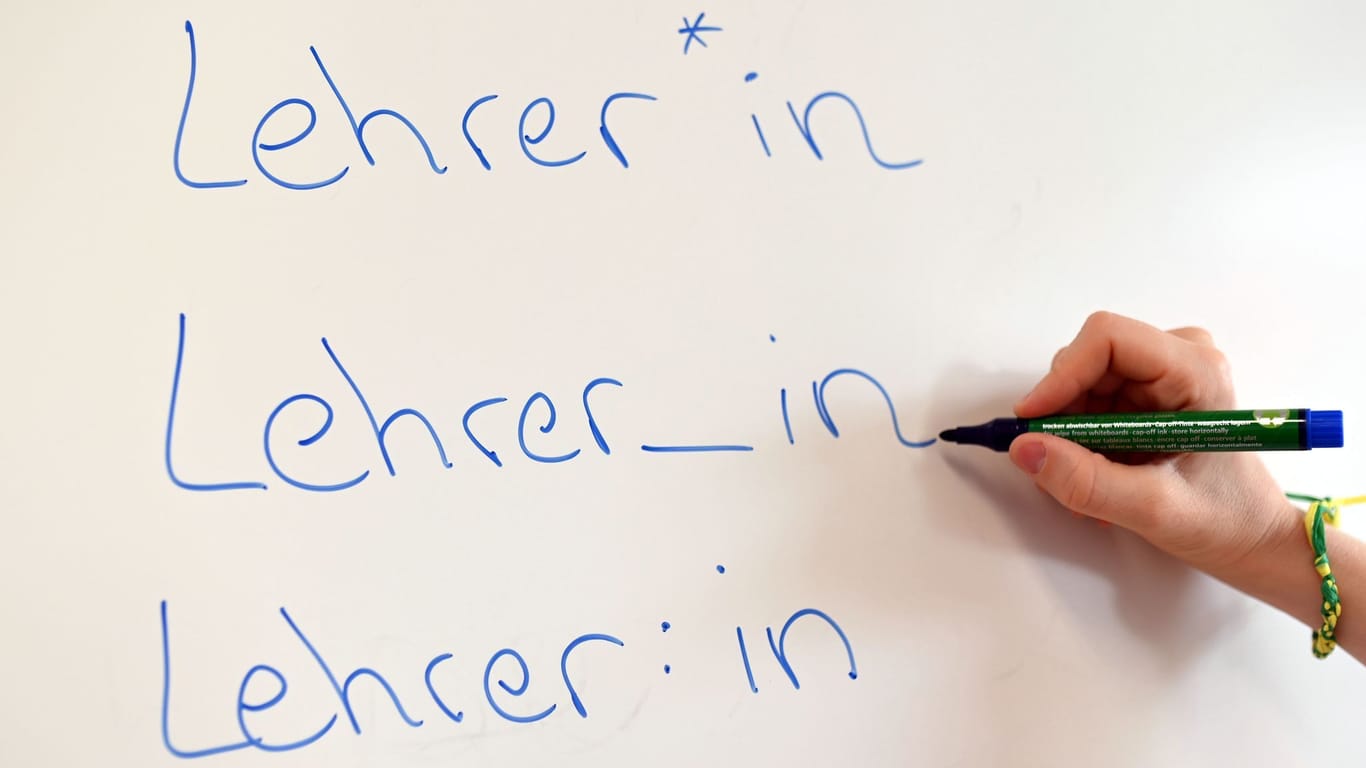 An einem Whiteboard steht das Wort "Lehrer" in verschiedenen Gender-Schreibweisen. An Sachsens Schulen sind solche Sonderzeichen nach dem Willen des Kultusministeriums tabu.