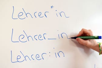 An einem Whiteboard steht das Wort "Lehrer" in verschiedenen Gender-Schreibweisen. An Sachsens Schulen sind solche Sonderzeichen nach dem Willen des Kultusministeriums tabu.