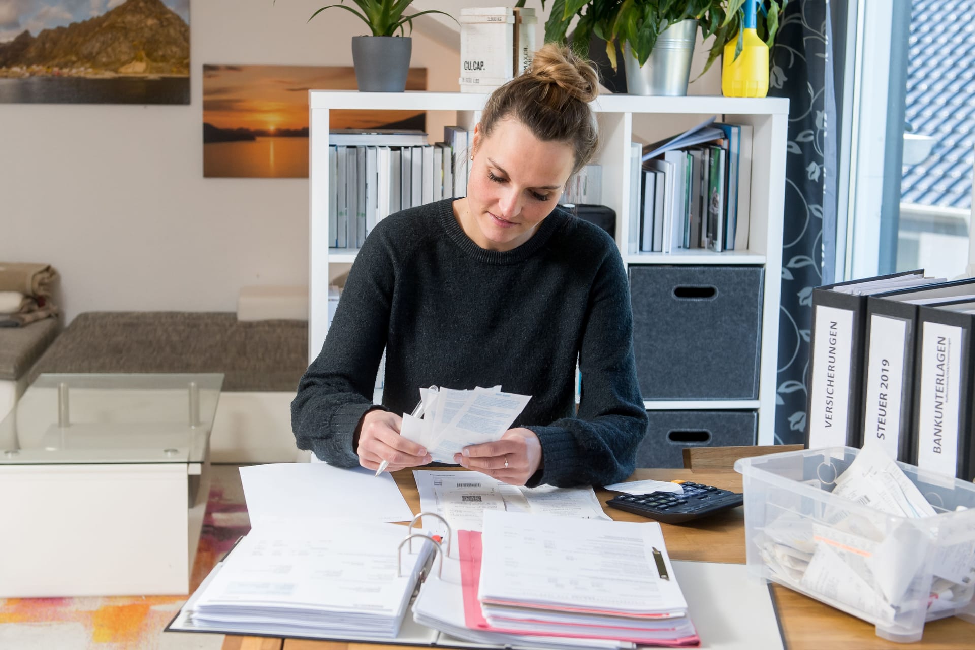 Eine Frau sortiert Belege: Über die Steuererklärung ranken sich viele Mythen.