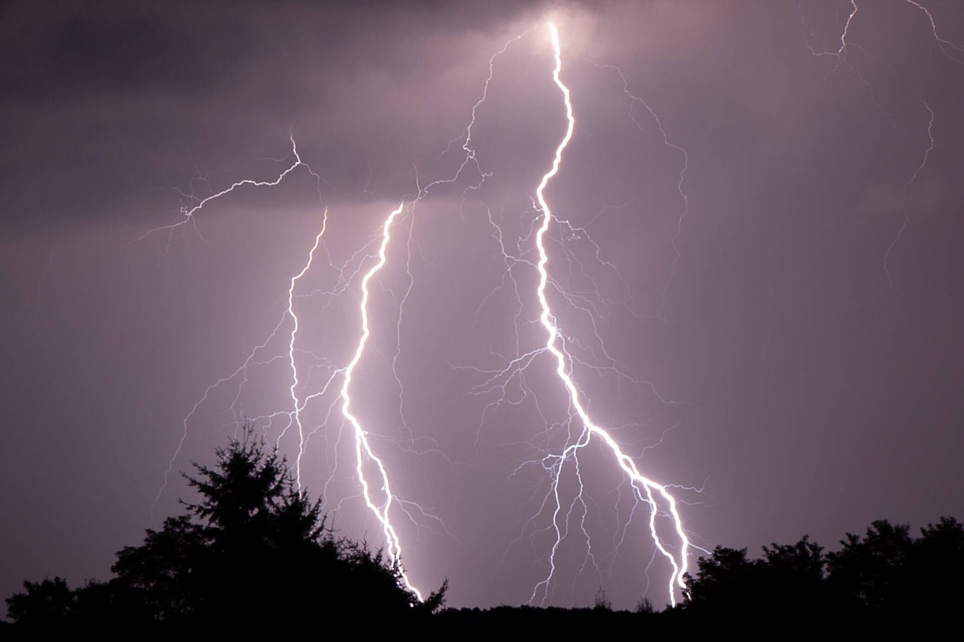 Gewitter am Abend (Symbolbild): Das Wochenende im Norden könnte unangenehm werden.