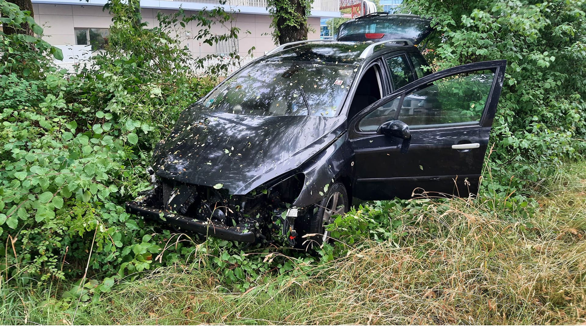 Ein Auto ist völlig demoliert, nachdem es bei einem Zusammenstoß in einem Grünstreifen landete. Ein Auto ist völlig demoliert, nachdem es bei einem Zusammenstoß in einem Grünstreifen landete.