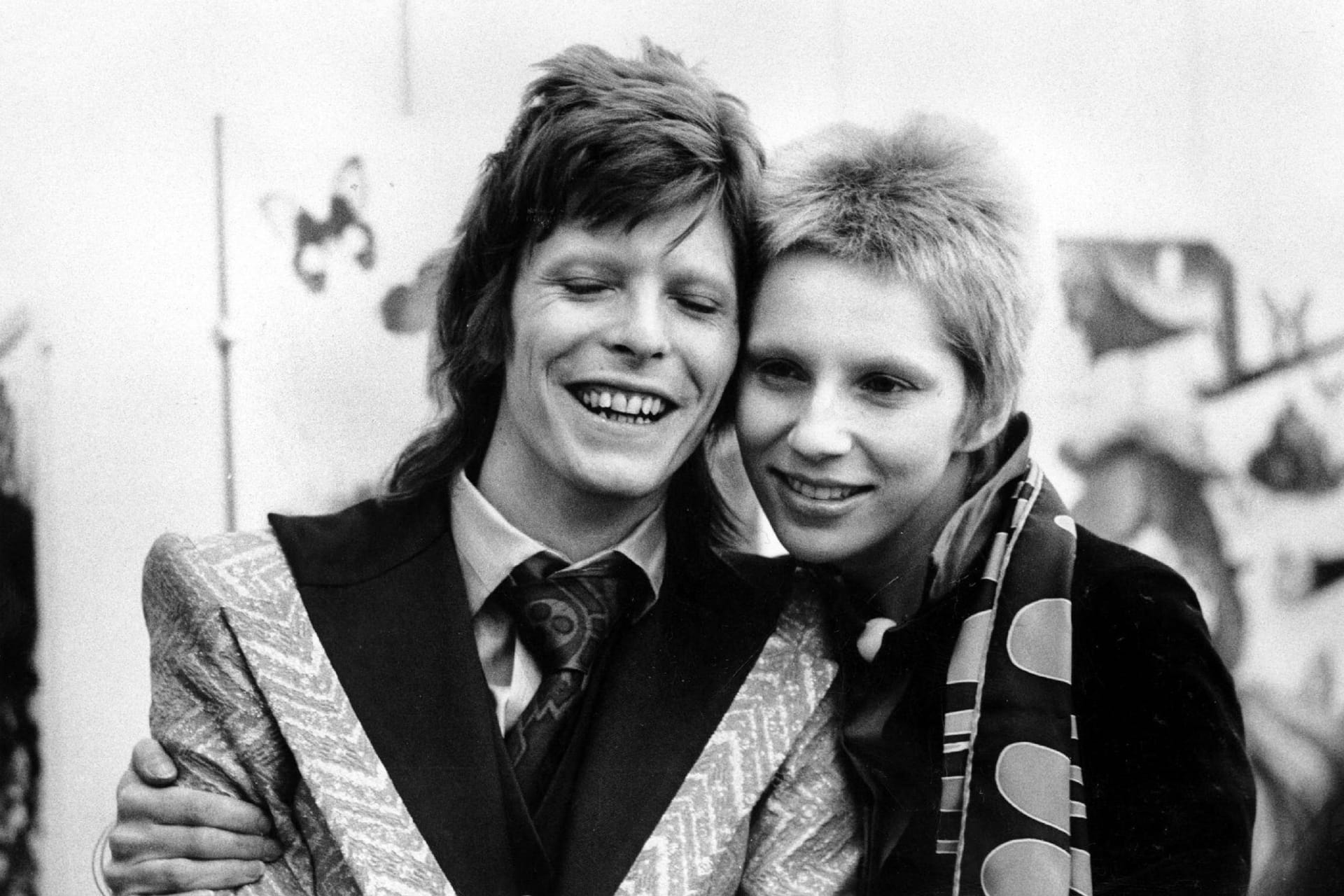 David und Angela Bowie: 1973 soll die Autorin ihren damaligen Ehemann zusammen mit Mick Jagger im Bett erwischt haben. Die beiden führten eine offene Ehe. So habe auch Angela selbst eine Affäre mit dem Rolling-Stones-Frontmann gehabt.