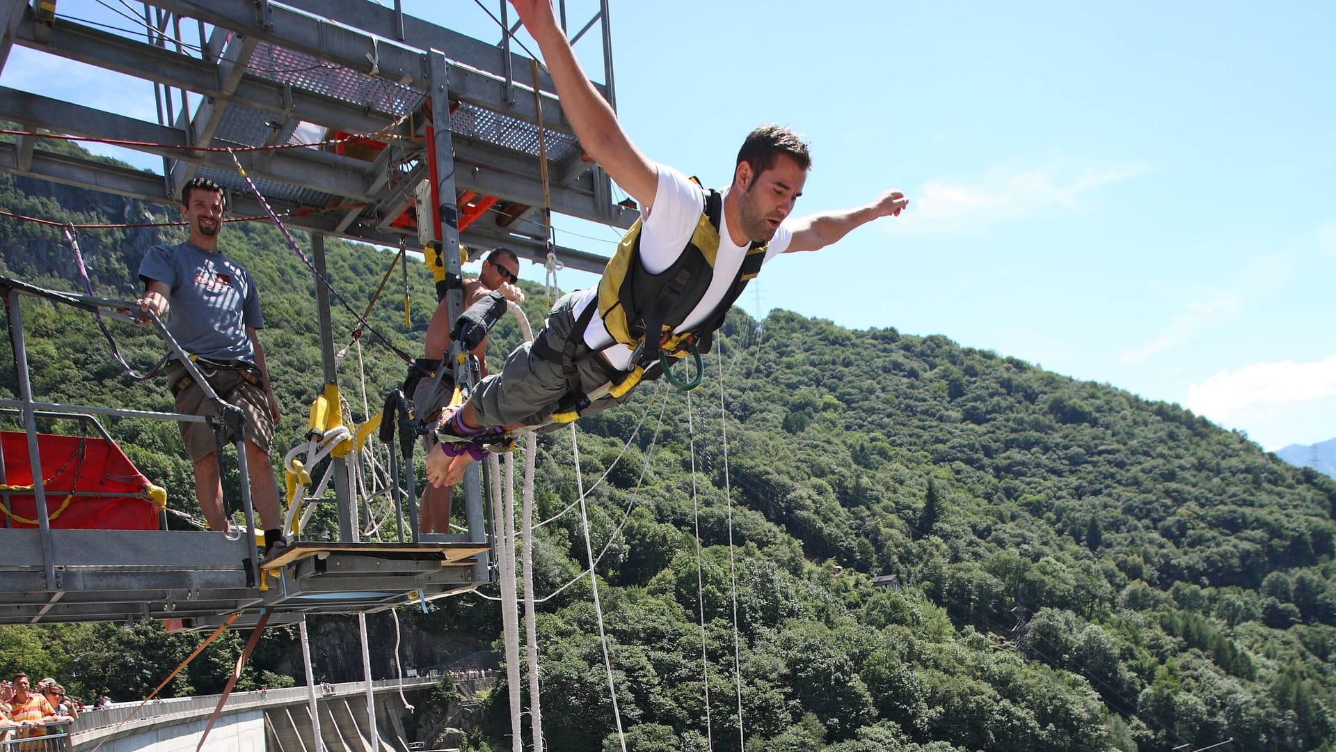 Bungee-Jumping: Der Sprung von der Staumauer in der Schweiz ist ein besonderer Nervenkitzel.