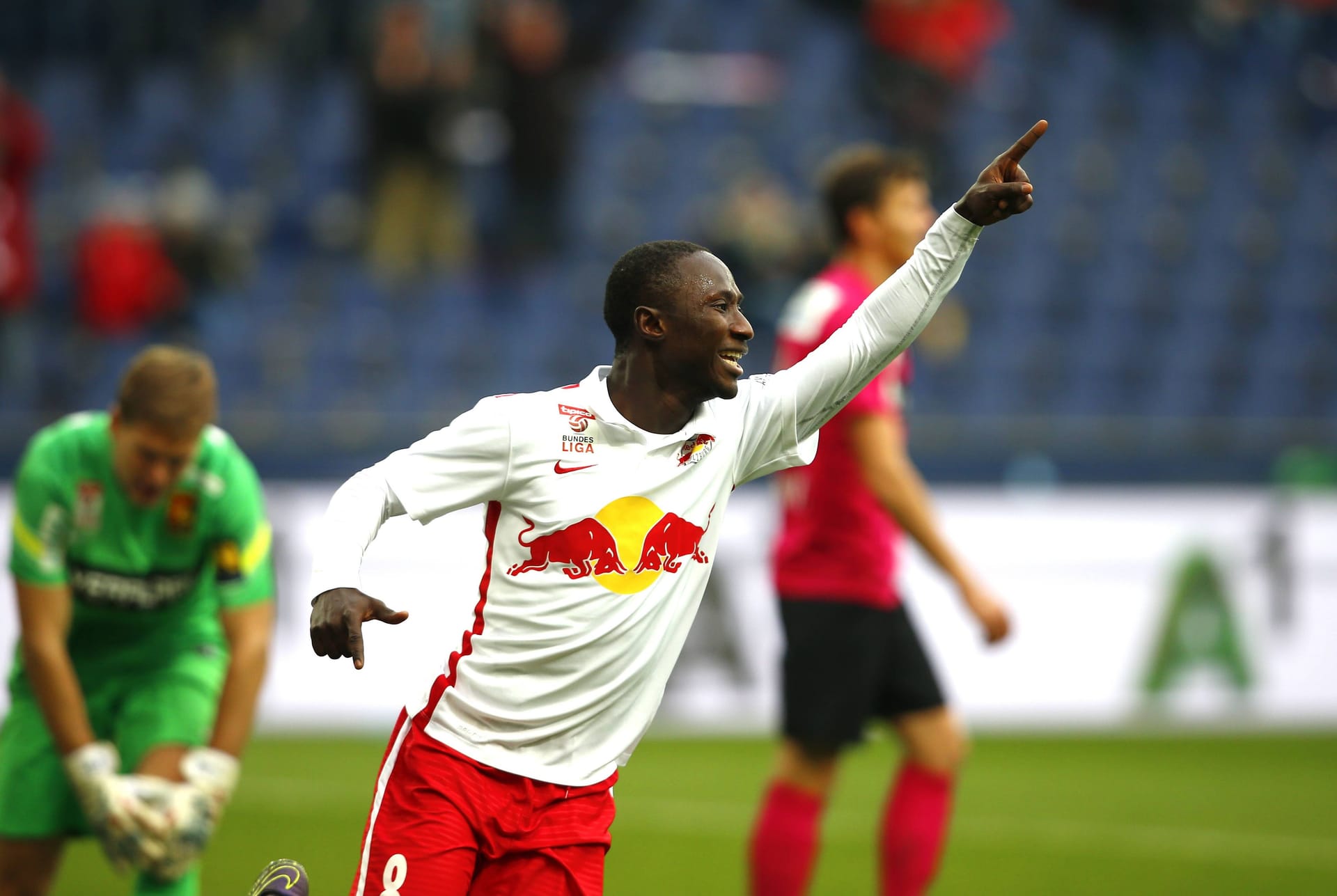 Naby Keïta: Salzburg holte ihn 2014 vom FC Istres für 1,5 Millionen Euro und verkaufte ihn 2016 an Leipzig für satte 29,75 Millionen Euro. Zwei Jahre später ging es für Keïta zum englischen Spitzenklub und Jürgen Klopp: FC Liverpool. Nach fünf Jahren überraschte er die Fußballwelt und wechselte ablösefrei zum Bundesligisten Werder Bremen.