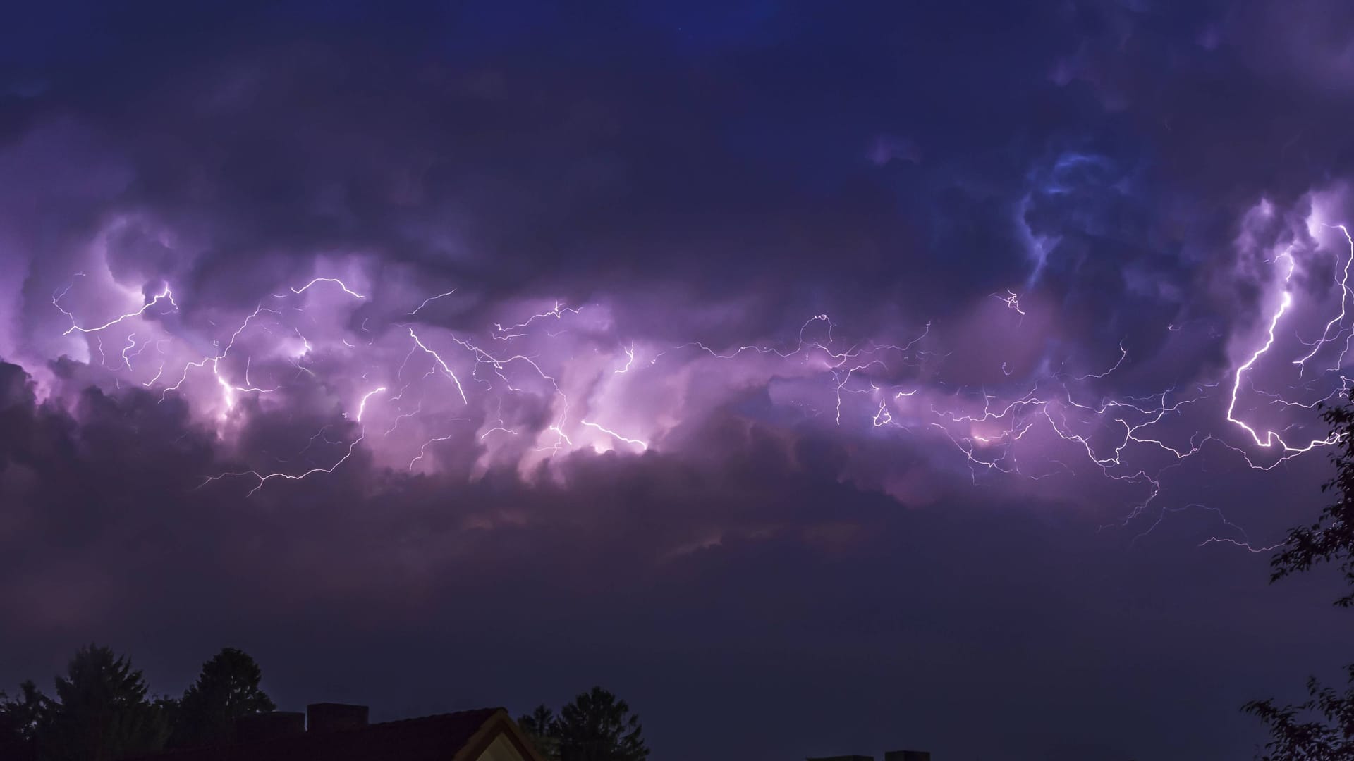 Gewitter in Hamburg (Archivbild): In der Hansestadt wird in den kommenden Tagen ein Regenschirm sinnvoll.