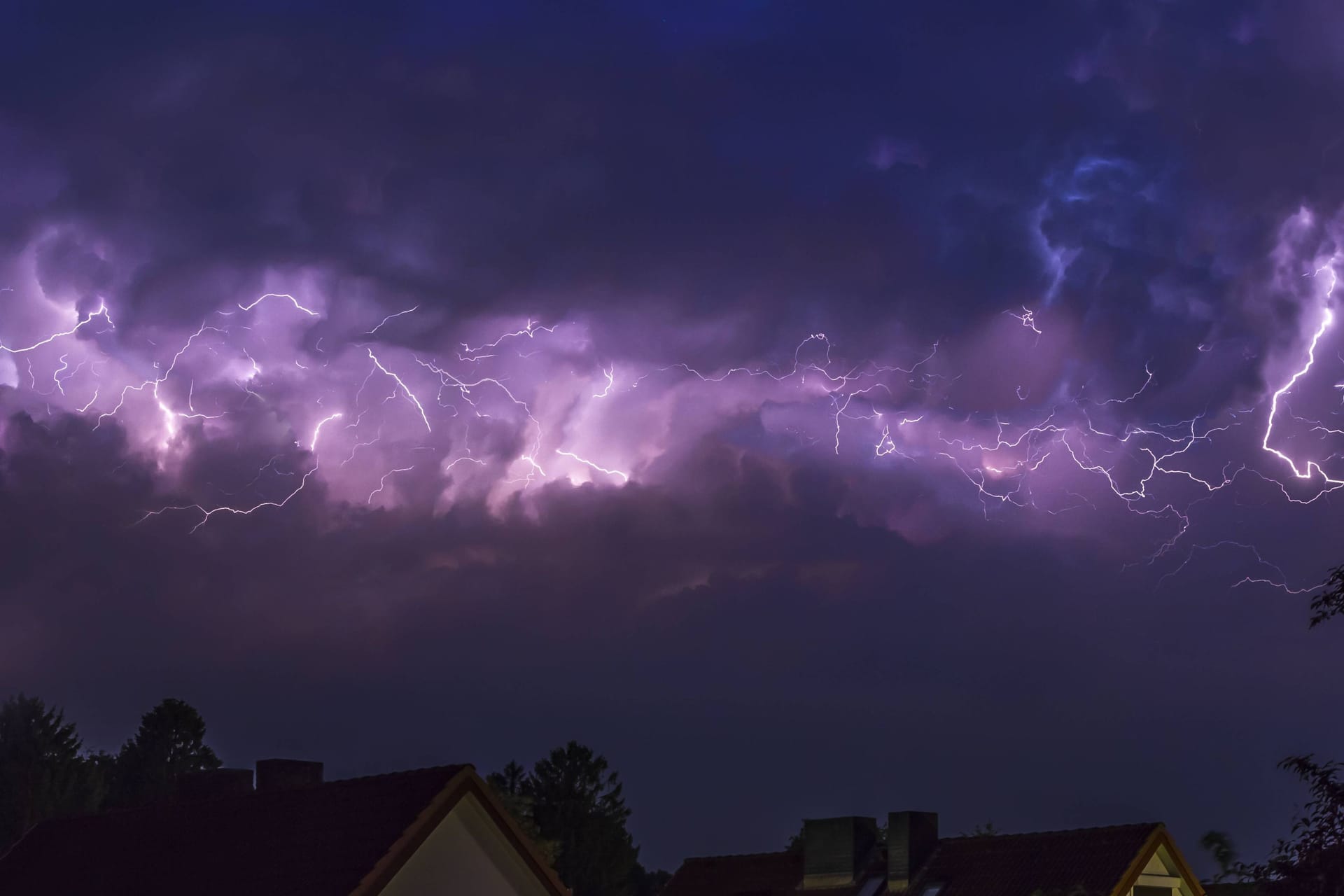 Gewitter in Hamburg (Archivbild): In der Hansestadt wird in den kommenden Tagen ein Regenschirm sinnvoll.